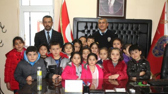  İlçemiz Yeniçubuk Atatürk İlkokulu 2. Sınıf öğrencileri ve öğretmenleri Kenan ÇARBOĞA´dan Anlamlı Ziyaret